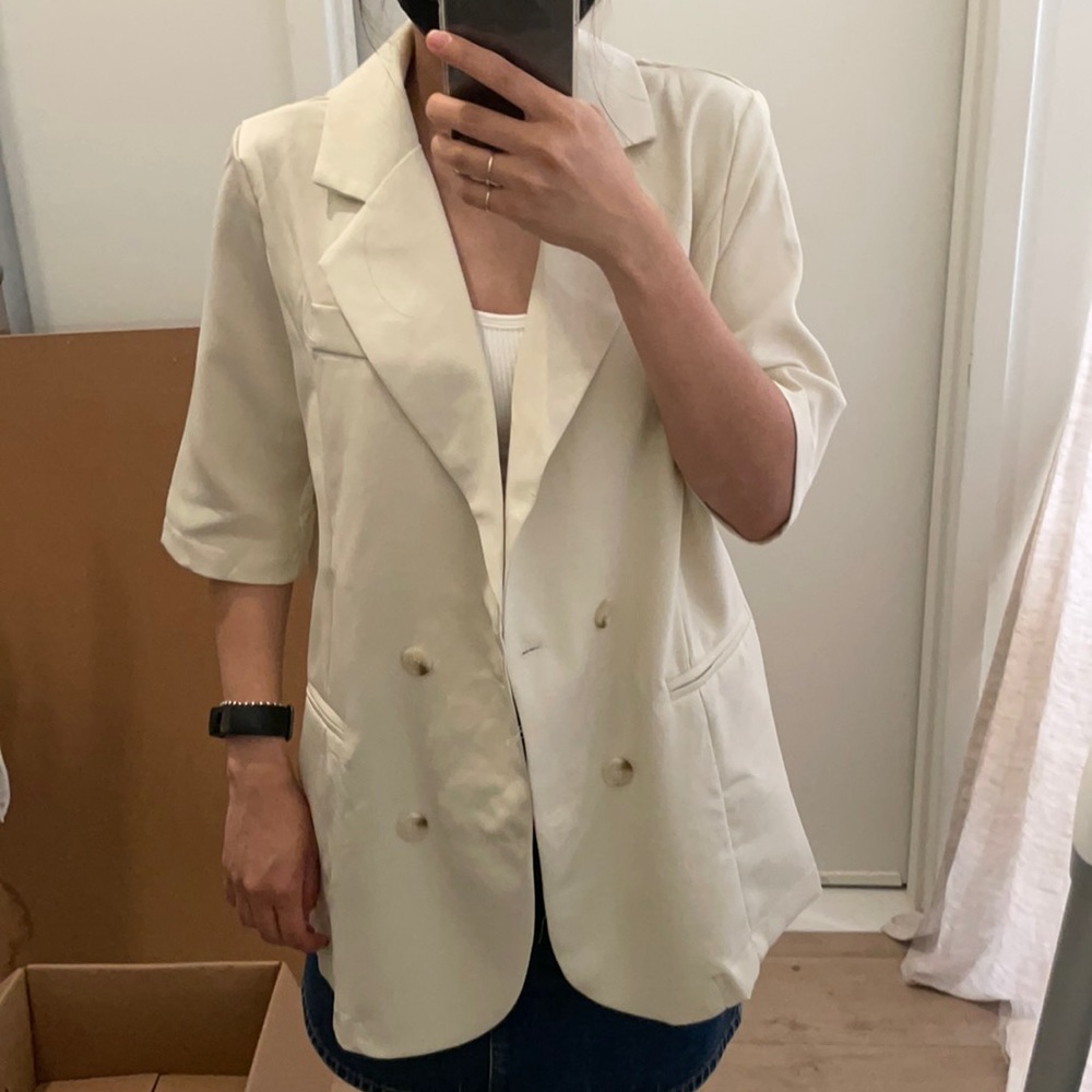 Korean style elbow sleeve blazer.